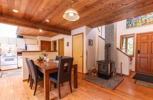 Tofino House | Starlight Retreat-Hot Tub, OD Shower, Cold Plunge!