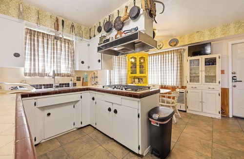 Oak Park House | Stay at Grandmas Entire Home with Yard & Balcony