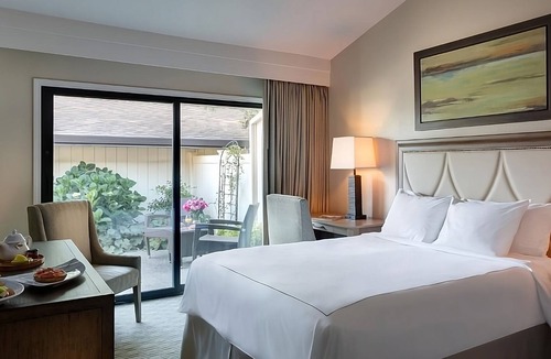 Napa Hotel | Stay Close to Black Stallion Winery! Resort w/FREE Parking, Pool & Golf Course