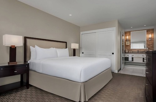 Napa Hotel | Stay Close to Black Stallion Winery! Resort w/FREE Parking, Pool & Golf Course