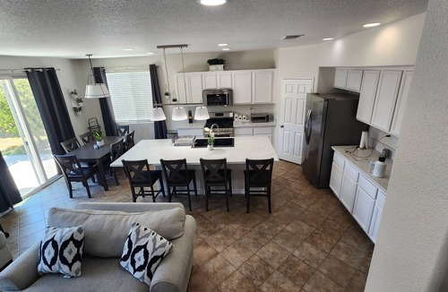El Centro House | Stay Together Rare 5BR/3BATH Spacious Home All Queen Beds + King Suite