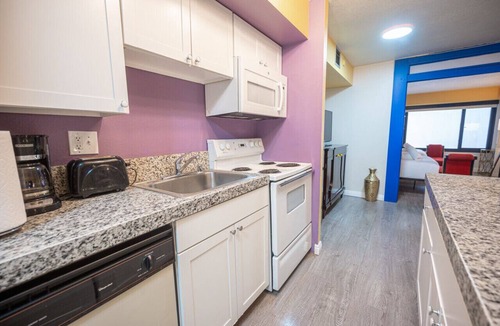 Las Vegas Strip Condo | Stay Together Suites - Cozy Condominium, Sleeps 8, Center Strip - Jockey Club
