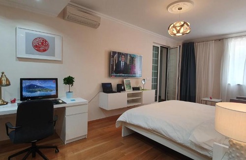 Linda-a-Velha Apartment | StayCozy
