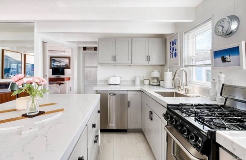Marin City Boat Rental | Stellar Houseboat in Sausalito, Sitting on the Dock of the Bay