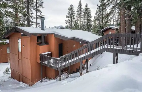 Mammoth Lakes Cabin | Steps to Canyon Lodge! Cozy Cabin Retreat!