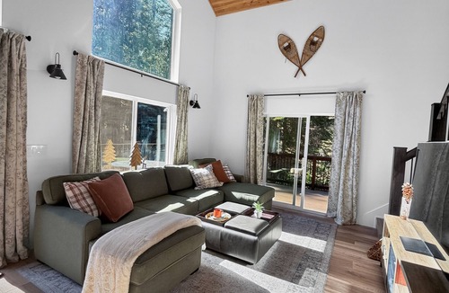 Arnold Ski Chalet | Steps to Fly-In Lake Bronze Bull Chalet + EV