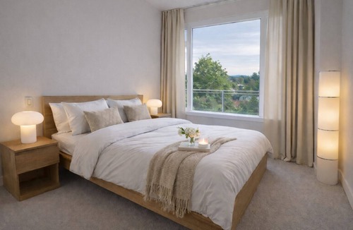 Vancouver South Apartment | Steps to SkyTrain | 15min YVR & DT | Oakridge