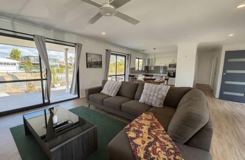 Broadbeach Waters House | Stillwater Getaway - Waterfront House with Pontoon