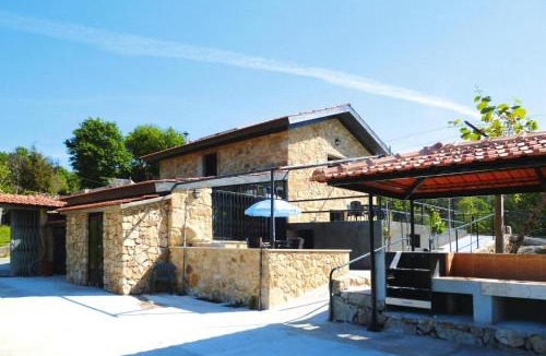 Macieira de Cambra House | Stone House by Caima River with Pool