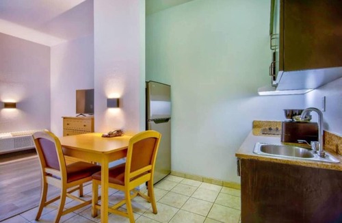 Oildale Hotel | Studio 6 Bakersfield 1 Queen Bed | Smoki