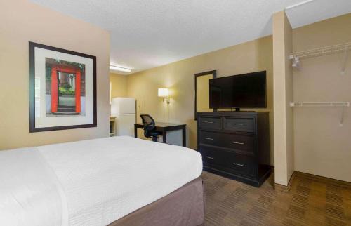Raisin Hotel | Studio 6 Suites Fresno North CA