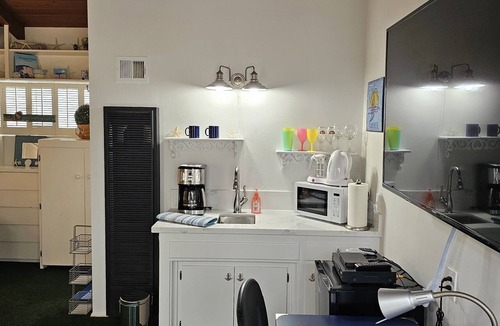 West Newport Apartment | Studio/parking/patio2Seconds2beach