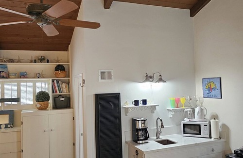 West Newport Apartment | Studio/parking/patio2Seconds2beach