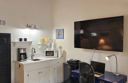 West Newport Apartment | Studio/parking/patio2Seconds2beach