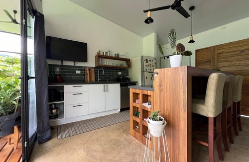 Ciudad Cortes House | Stunning 2BR Home with Fast WiFi & AC – Mountain Views & Lush Nature, Ojochal