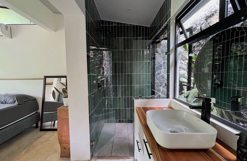 Ciudad Cortes House | Stunning 2BR Home with Fast WiFi & AC – Mountain Views & Lush Nature, Ojochal