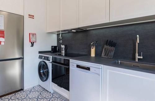 Cascais Apartment | Stunning 3BDR Flat w/Balcony & AC by LovelyStay
