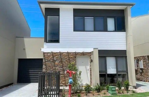 Gold Coast House | Stunning 3BR in Serene Loc, Varied Amenities, BBQ