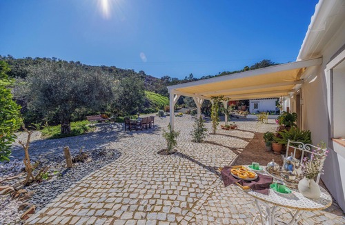 Santa Catarina da Fonte do Bispo Villa | Stunning 4 Bedroom Renovated Farmhouse with Private Pool & Large Gardens