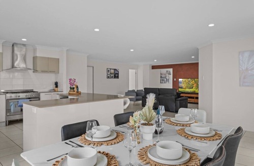 Coomera House | Stunning 4BR Home w/Yard/Parking/Costco/ThemePark