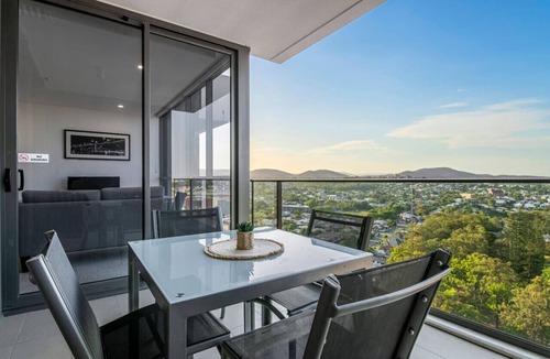 Milton Apartment | Stunning cityview 1BR Apt 1 min to train