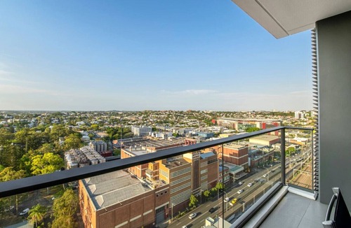 Milton Apartment | Stunning cityview 1BR Apt 1 min to train