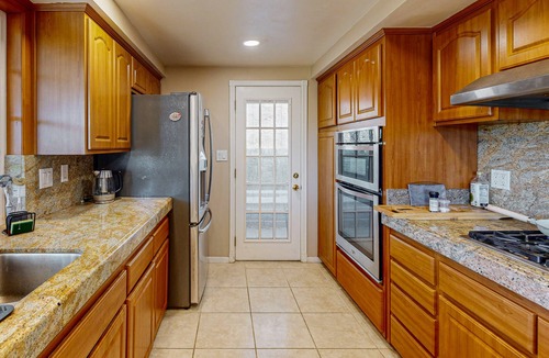 Thousand Oaks House | Stunning house with firepit, deck, enclosed backyard and mountain views