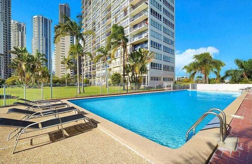 Surfers Paradise Apartment | Stunning Ocean Views from Every Room n24th level nFully Aircond Cental location!