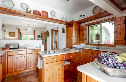 Campina House | Stunning private villa for 6 people with private pool, WIFI, TV and terrace