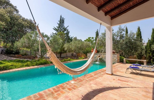 Campina House | Stunning private villa for 6 people with private pool, WIFI, TV and terrace
