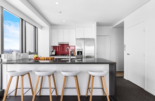 Brisbane Central Business District Apartment | Stunning River View 2-Bed with Pool