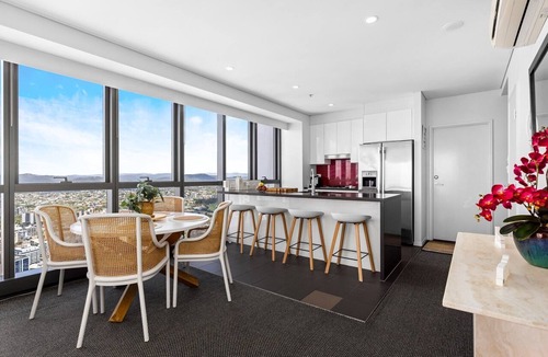 Brisbane Central Business District Apartment | Stunning River View 2-Bed with Pool
