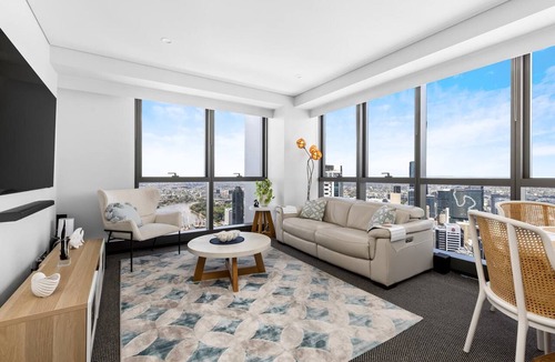 Brisbane Central Business District Apartment | Stunning River View 2-Bed with Pool