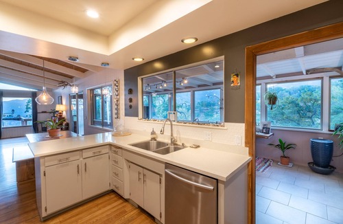 Three Rivers House | STUNNING VIEWS, CRISP IMMACULATE MOUNTAIN TOP HOME WITH HOT TUB