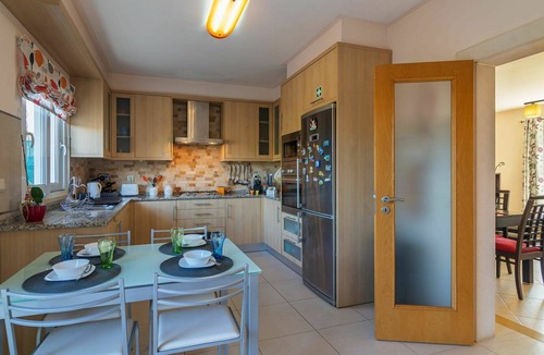 Albufeira House | Stunning villa for 4 people with WIFI, A/C, pool, TV and terrace