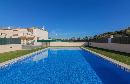 Albufeira House | Stunning villa for 4 people with WIFI, A/C, pool, TV and terrace