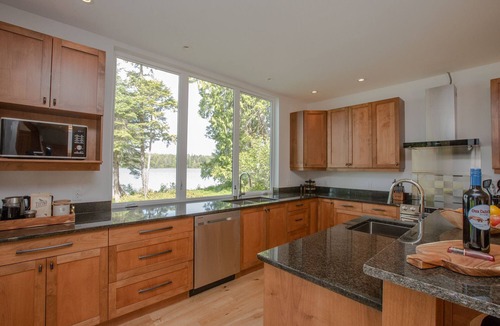 Tofino House | Stunning West Coast Waterfront Luxury Home