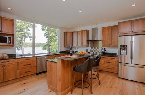 Tofino House | Stunning West Coast Waterfront Luxury Home