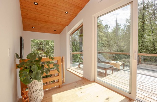 Tofino House | Stunning West Coast Waterfront Luxury Home