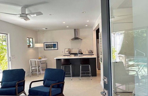 Palm Springs Cottage | Stylish 1-bedroom Guesthouse with pool, close to town