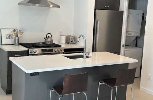 Palm Springs Cottage | Stylish 1-bedroom Guesthouse with pool, close to town