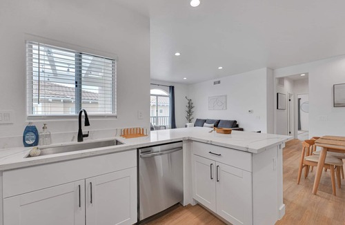 Moorpark House | Stylish 2 BD 2 BA Moorpark Home w/Attached Garage