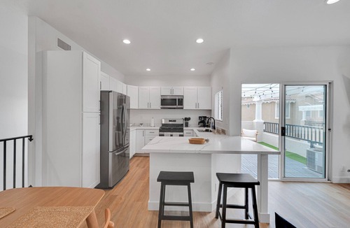 Moorpark House | Stylish 2 BD 2 BA Moorpark Home w/Attached Garage