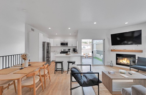 Moorpark House | Stylish 2 BD 2 BA Moorpark Home w/Attached Garage