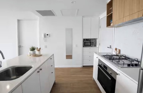 Bowen Hills Apartment | Stylish 2-bedroom apartment with AC in Bowen Hills