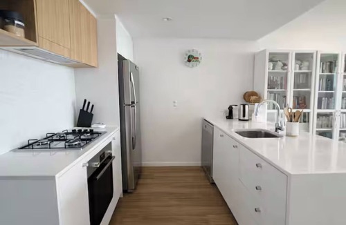 Bowen Hills Apartment | Stylish 2-bedroom apartment with AC in Bowen Hills