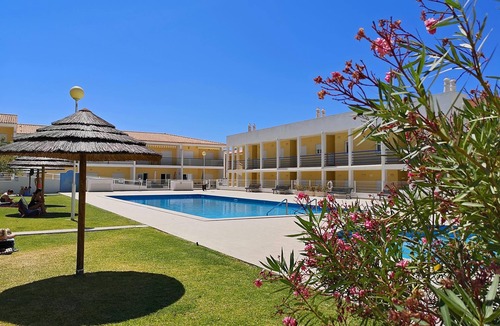 Vale de Parra Apartment | Stylish 2-bedroom air-conditioned apartment with communal pools, near the beach
