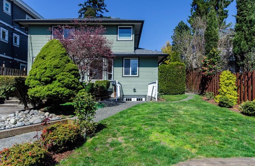Grand Boulevard House | Stylish 2BR Retreat with a Private Yard | Family friendly | BBQ | Workspace