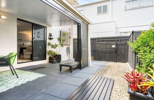Wooloowin Apartment | Stylish Apartment with Private Patio & Garden