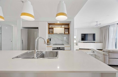 Surfers Paradise Apartment | Stylish Beachside Retreat - Resort Pool | Sauna & Spa | Cinema | Free Parking